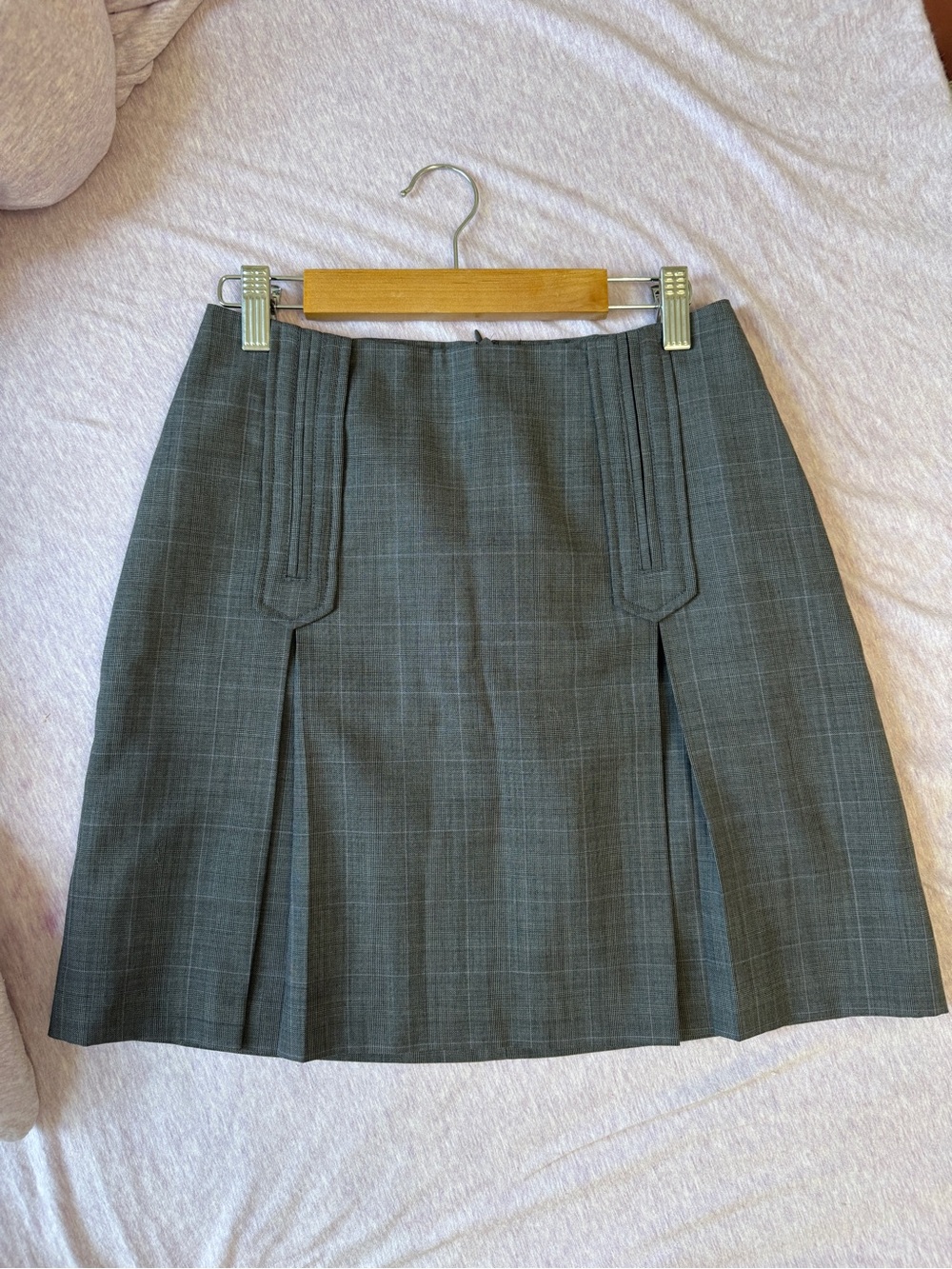 grey skirt